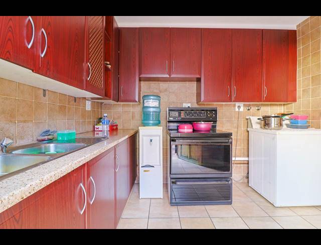 6 BEDROOM FREEHOLD FOR SALE IN BRACKENDOWNS